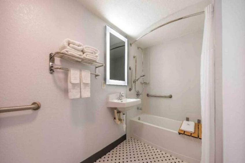 2 Full Beds  Mobility Accessible Tub Nsmk - foto 11