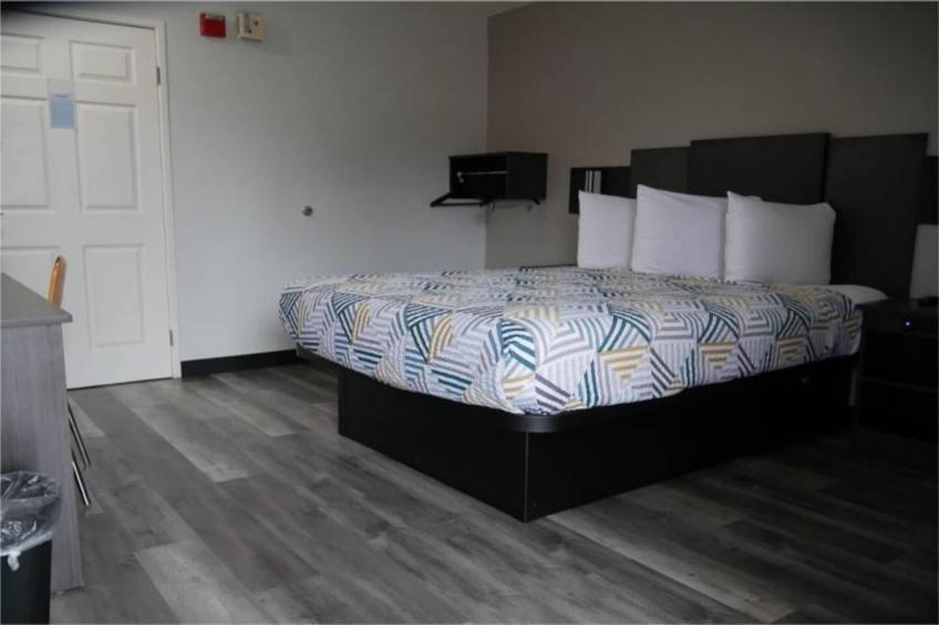 1 Queen Bed  Non-Smoking Kitchen - foto 9