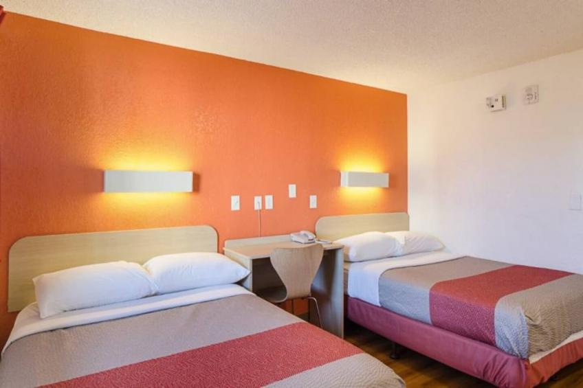 2 Full Beds  ADA/RI Shower/Mini Fridge - foto 11