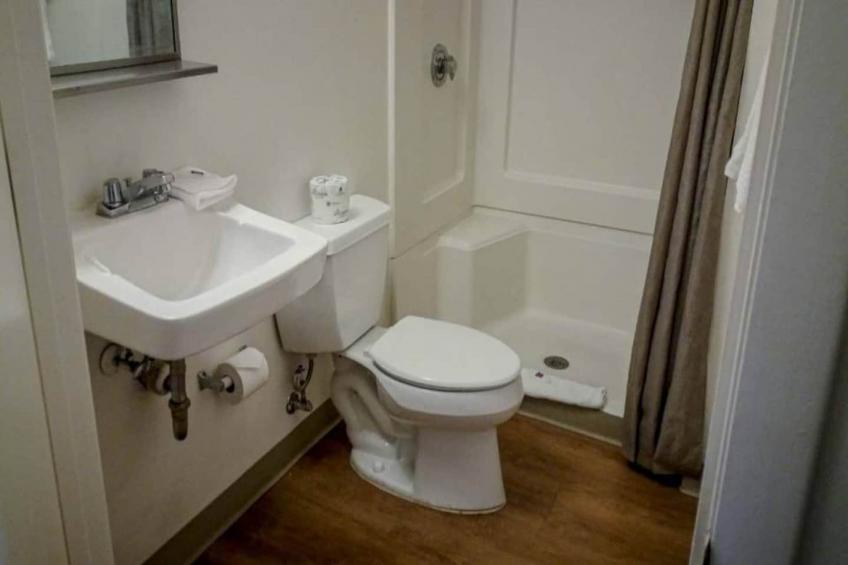 1 Queen Bed  ADA/Tub/Premium/Micfridge - foto 15