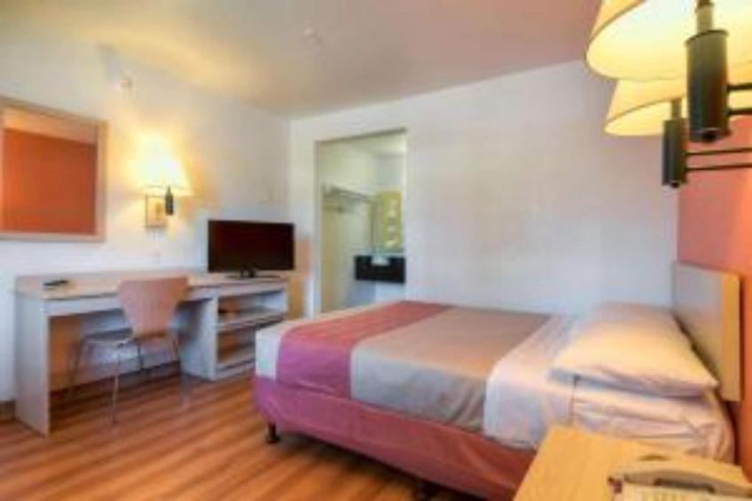 1 Queen Bed  Mini Fridge - foto 18