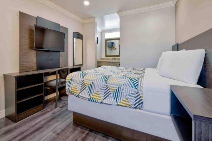 1 Queen Bed  Smoking Mini Fridge - foto 8