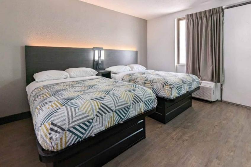2 Full Beds  Micfridge