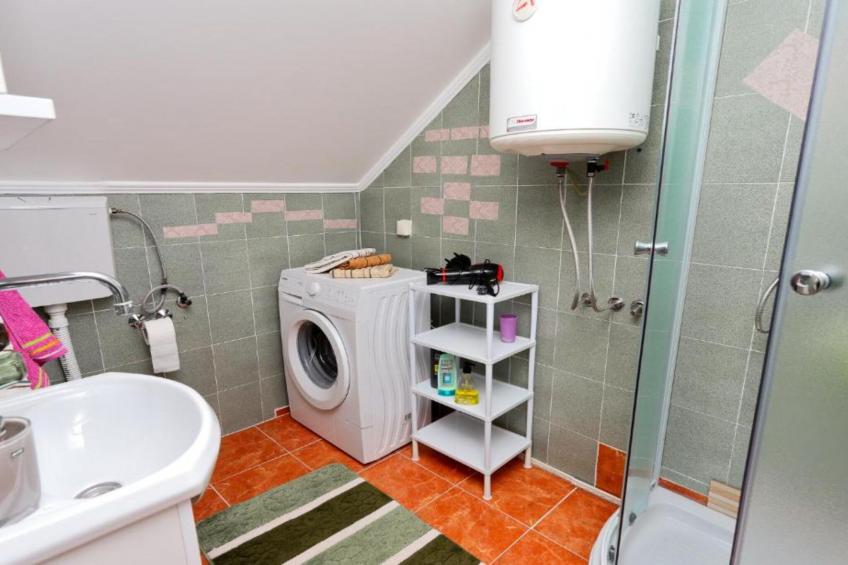 Charming Kotor Bay Retreat Just Steps from the Beach - Two Bedroom Apartment With Sea View - foto 11