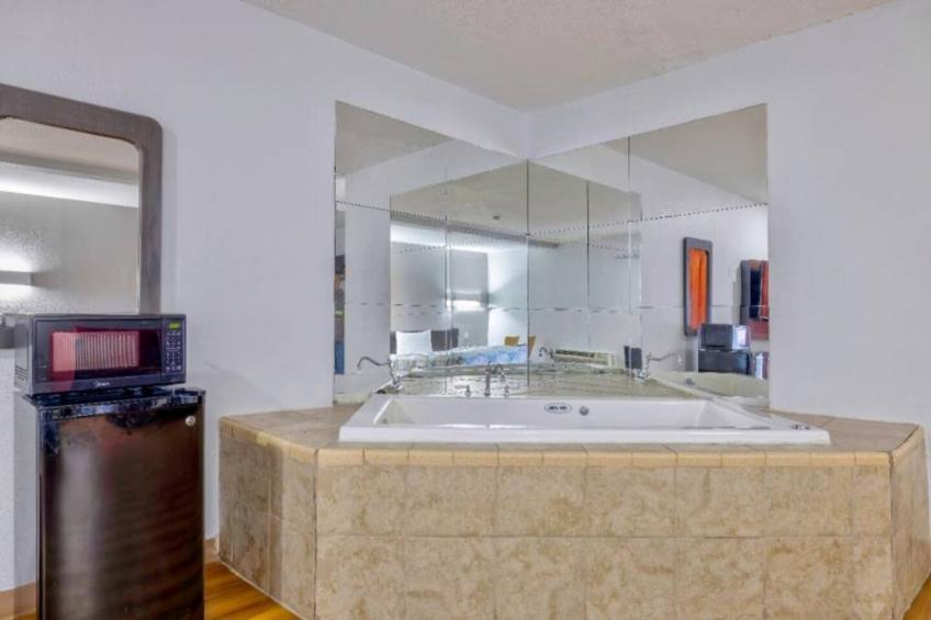 1 Queen Bed  Non-Smoking Kitchen - foto 10