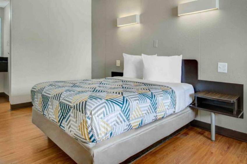 1 Queen Bed  Non-Smoking - foto 6