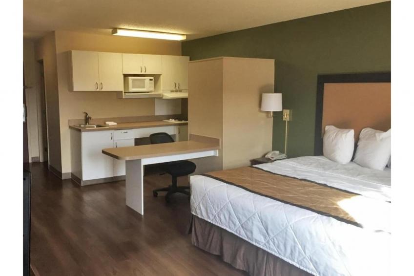 1 Queen Bed  Non-Smoking Kitchen - foto 22