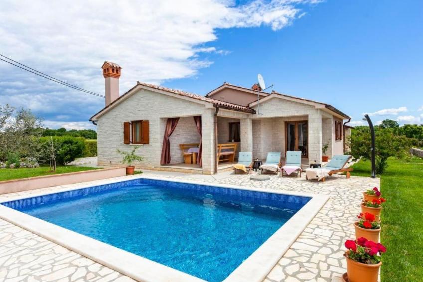 "Villa Mirela" mit Terrasse