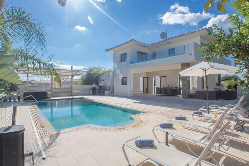 Haus in Ayia Napa mit privatem Pool