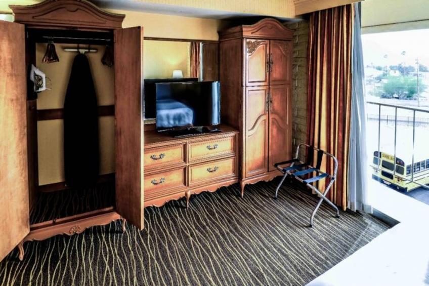 1 King Bed  Business Non-Smoking Kitchen - foto 18