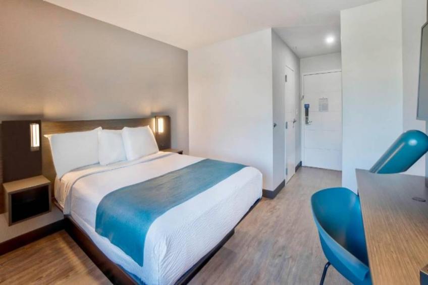 1 Queen Bed  Premium Micfridge - foto 2