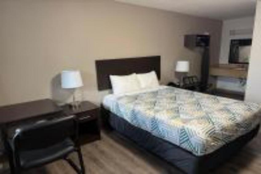 1 Queen Bed  Non-Smoking Micfridge