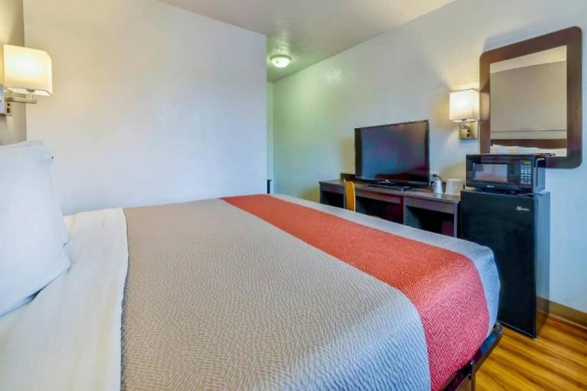 1 King Bed  Micfridge - foto 6