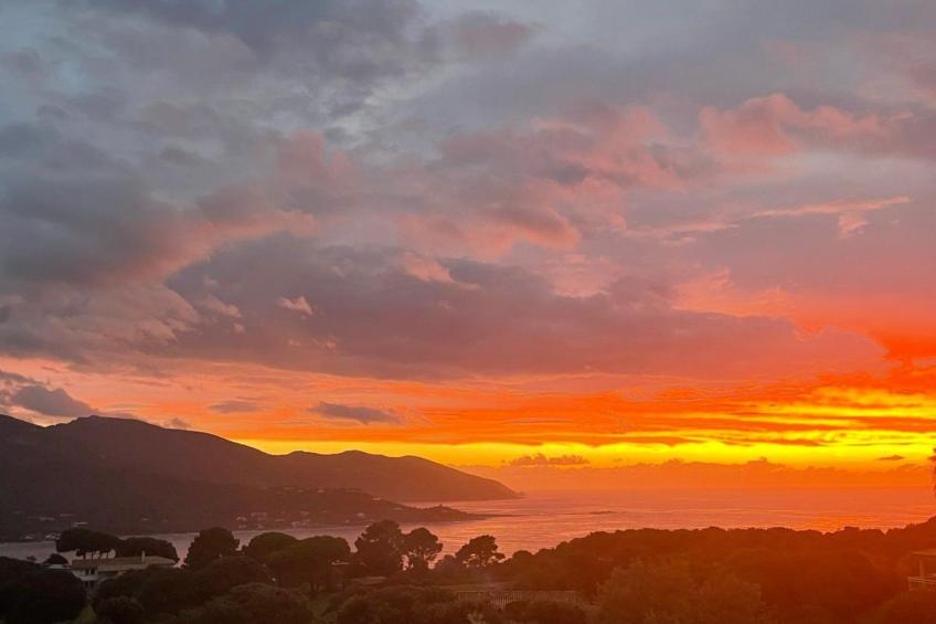 Haus in der Nähe von Meer und Bergen, atemberaubende Aussicht. - foto 2