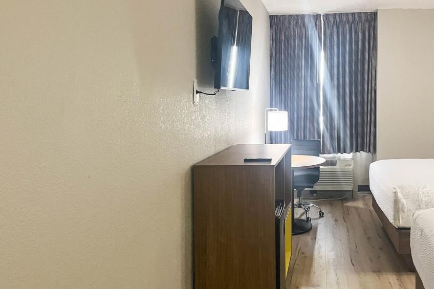 1 King Bed  Non-Smoking Micfridge Sofa-Bed - foto 17