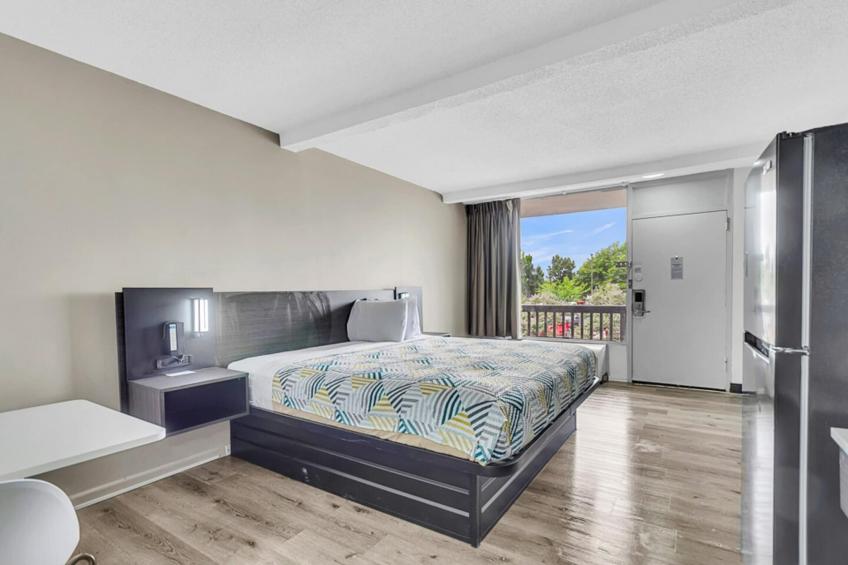 1 King Bed  Non-Smoking Kitchen - foto 7