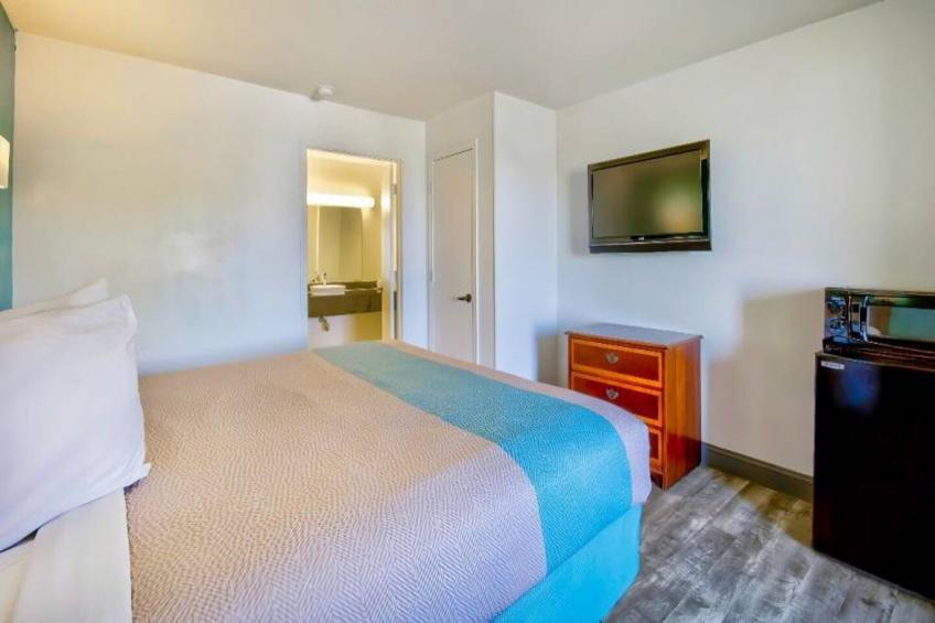 1 King Bed  Non-Smoking Micfridge - foto 11