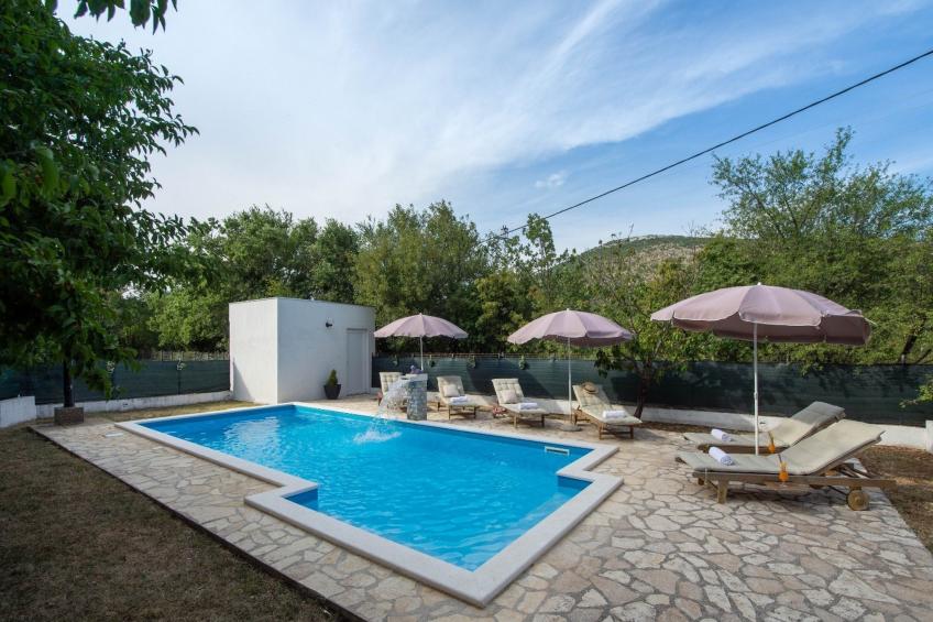 Spacious Prgomet Retreat with Private Pool, Fitness Centre, and Garden - Three Bedroom Villa - foto 32