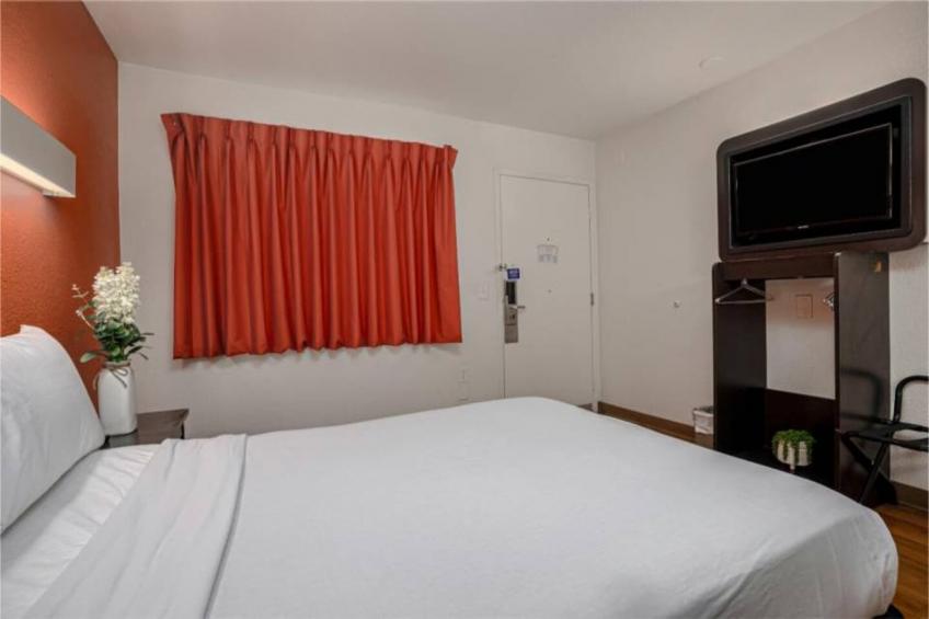 1 Queen Bed  Premium Mini Fridge - foto 36