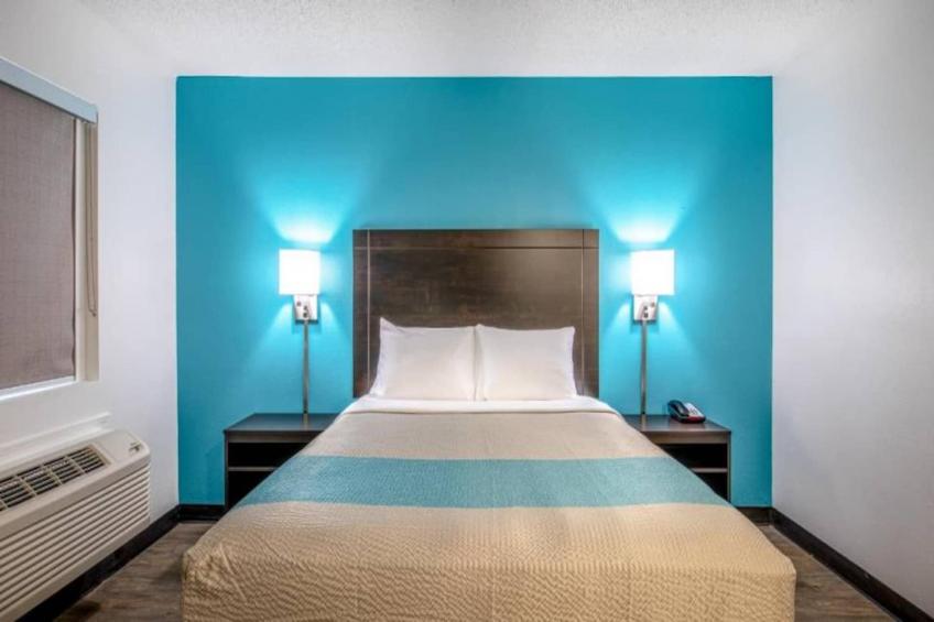 1 Queen Bed  Premium Kitchen Smoking