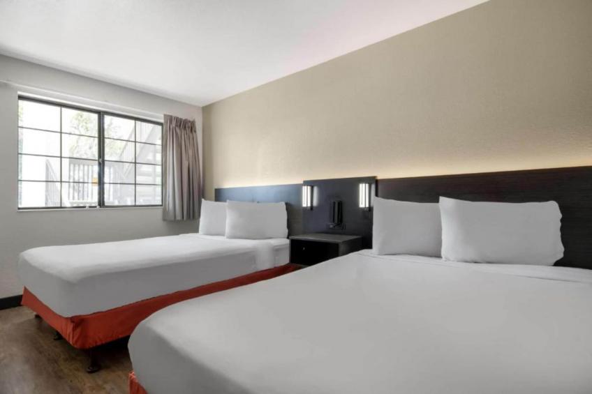 2 Queen Beds  ADA/Tub - foto 12