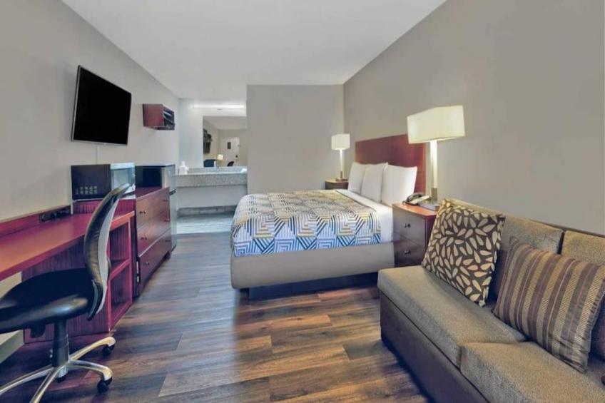 1 King Bed  Non-Smoking Micfridge Sofa-Bed - foto 13