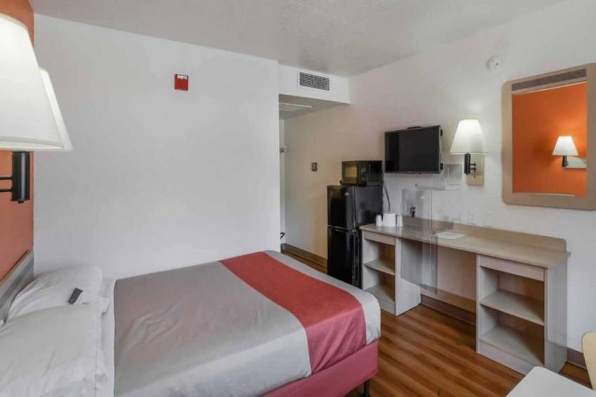 1 Full Bed  ADA/RI Shower - foto 3