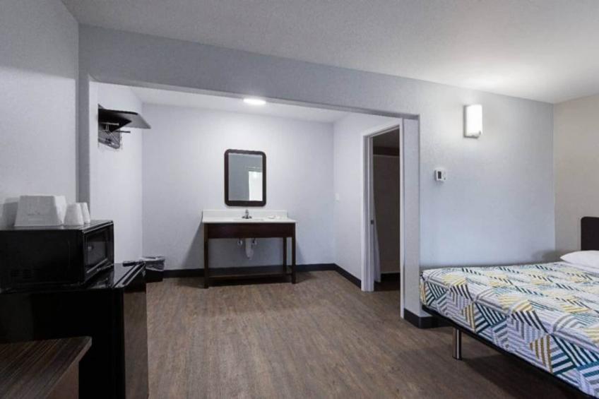 1 King Bed  Non-Smoking Micfridge - foto 12