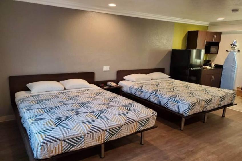 2 Queen Beds  Non-Smoking Kitchen - foto 48