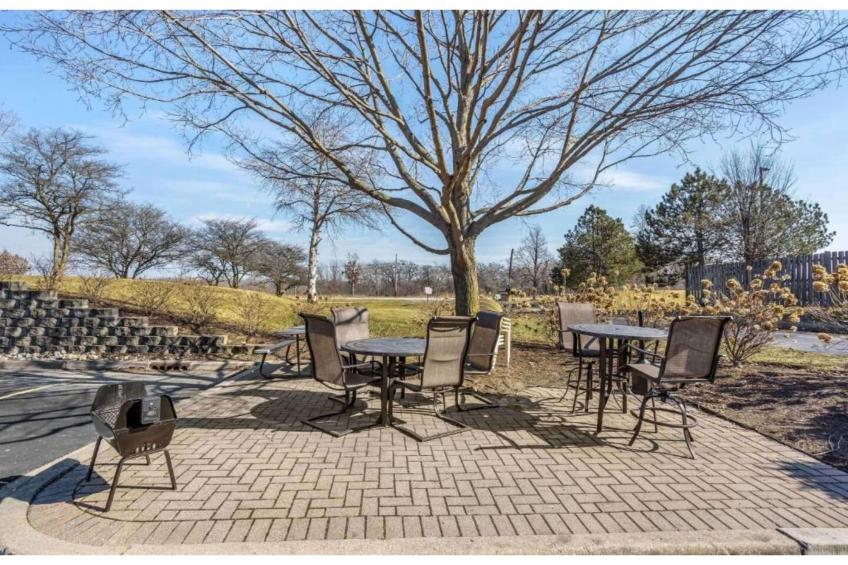 1 King Bed | Non-Smoking, Kitchen, Shower - foto 10