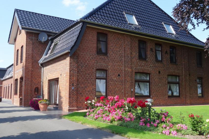 Modern eingerichtete Suite mit Terrasse