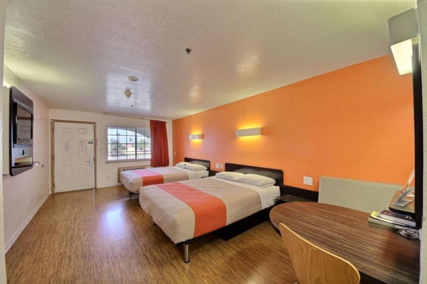 2 Queen Beds  Smoking Kitchen - foto 12