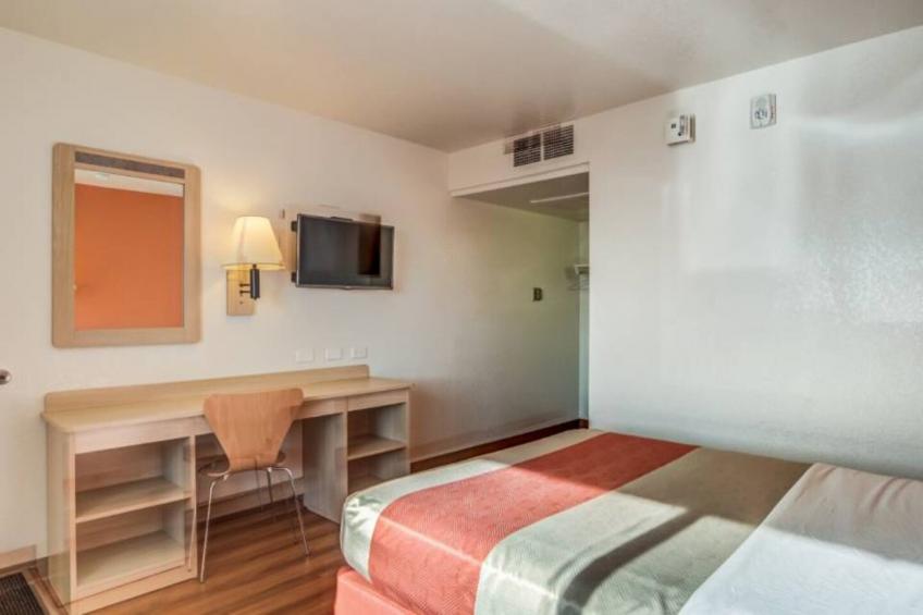 1 Queen Bed  Non-Smoking - foto 12