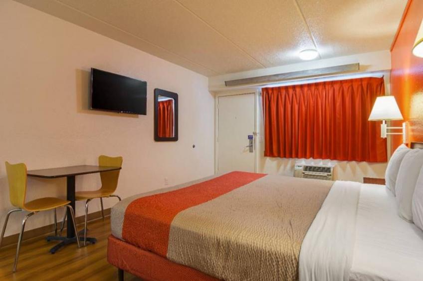 1 Queen Bed  ADA/Tub - foto 11