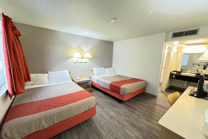 2 Full Beds  Hearing Accessible Micfridge - foto 7