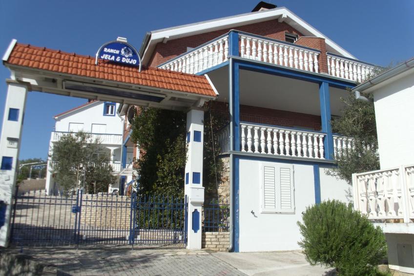 FeWo 2, mit 1. Schlafzimmer für 4. Personen mit Balkon im ersten Obergeschoss g