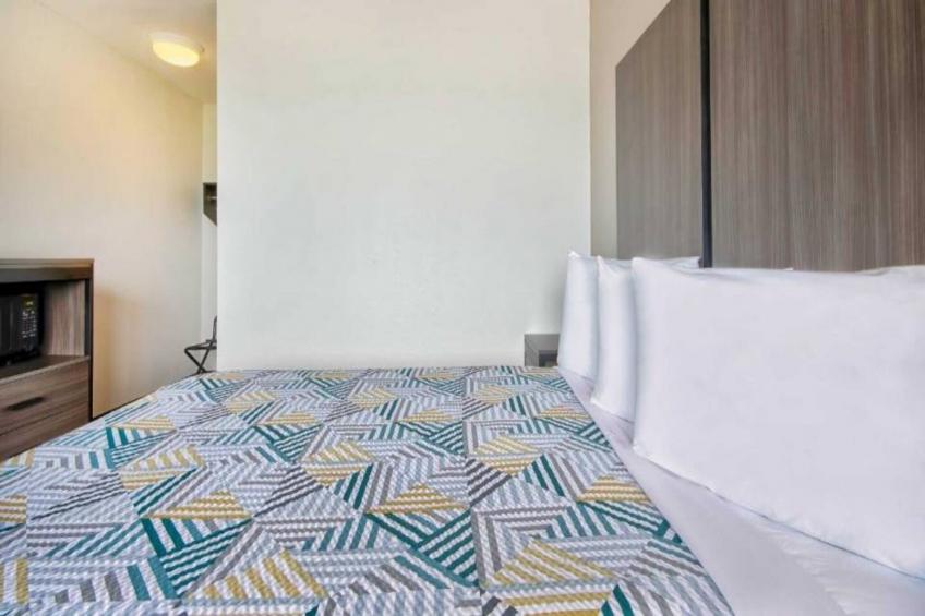 1 Queen Bed  Non-Smoking Micfridge - foto 16