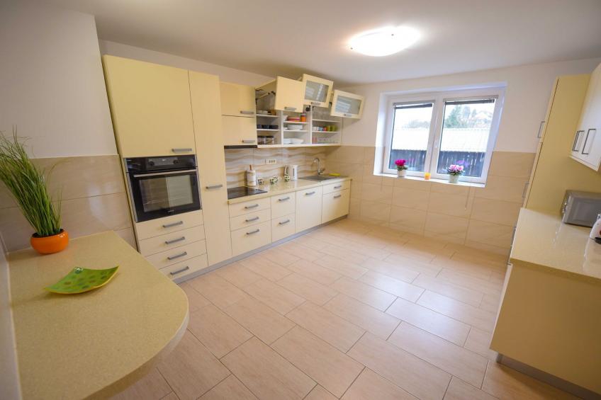 Cozy Luxe Holiday Home with Natural Thermal Bath - Seven Bedroom Holiday Home - foto 11