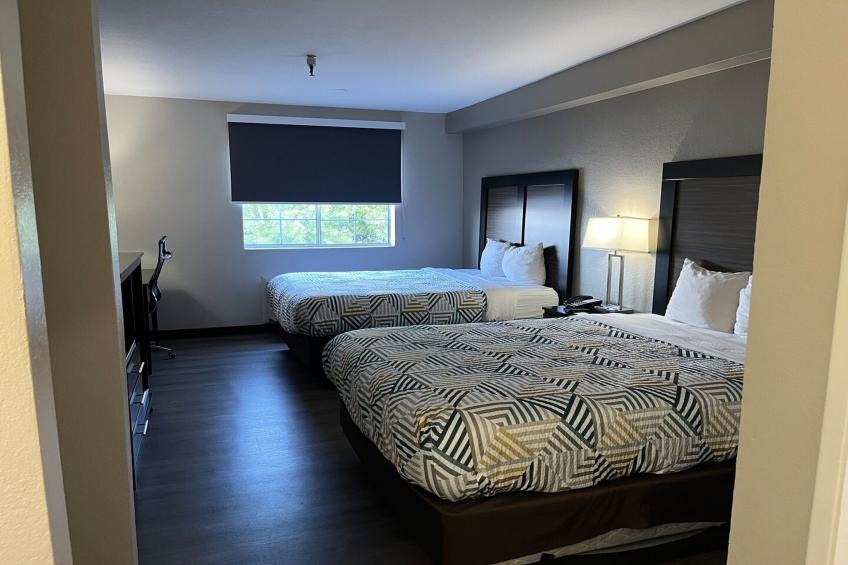 2 Queen Beds | Non-Smoking, Micfridge - foto 7