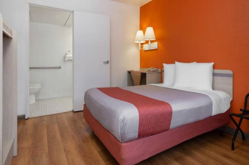 1 Queen Bed  ADA/RI Shower - foto 5