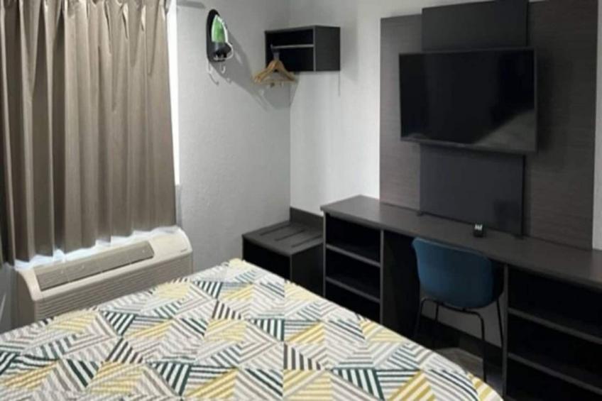 1 King Bed  Non-Smoking Micfridge - foto 11