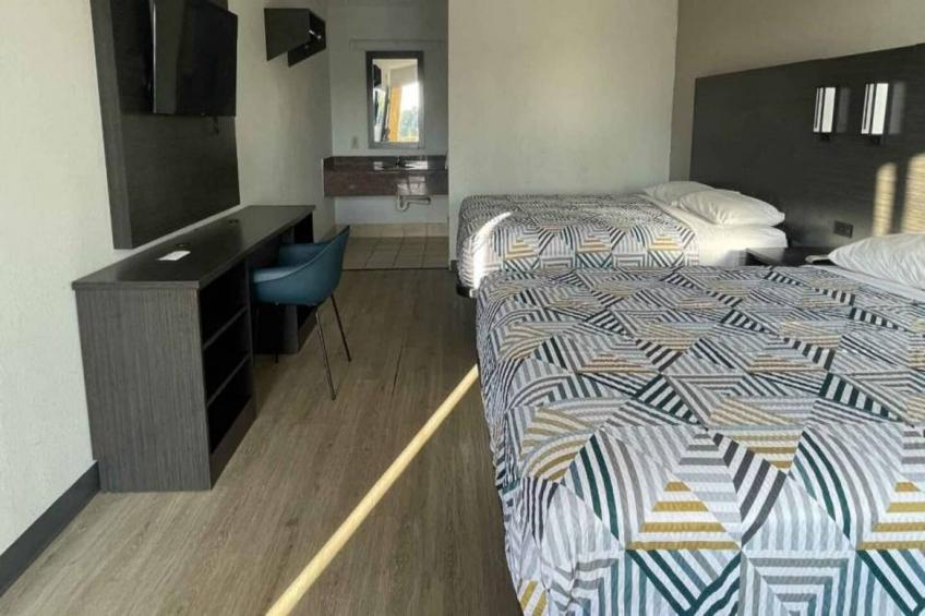 2 Queen Beds  Smoking Micfridge - foto 10