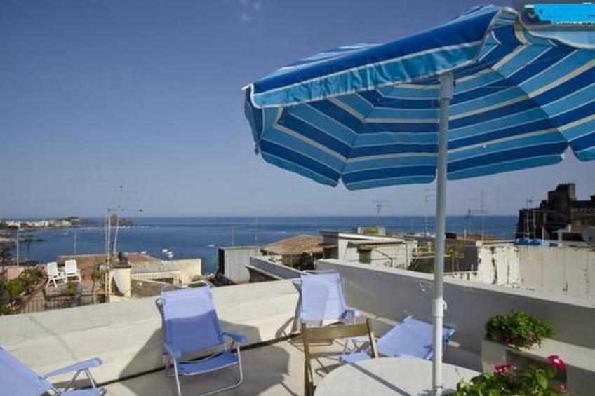 Haus in Sizilien mit Terrasse und Blick auf das Meer und mit Blick auf den Vulk