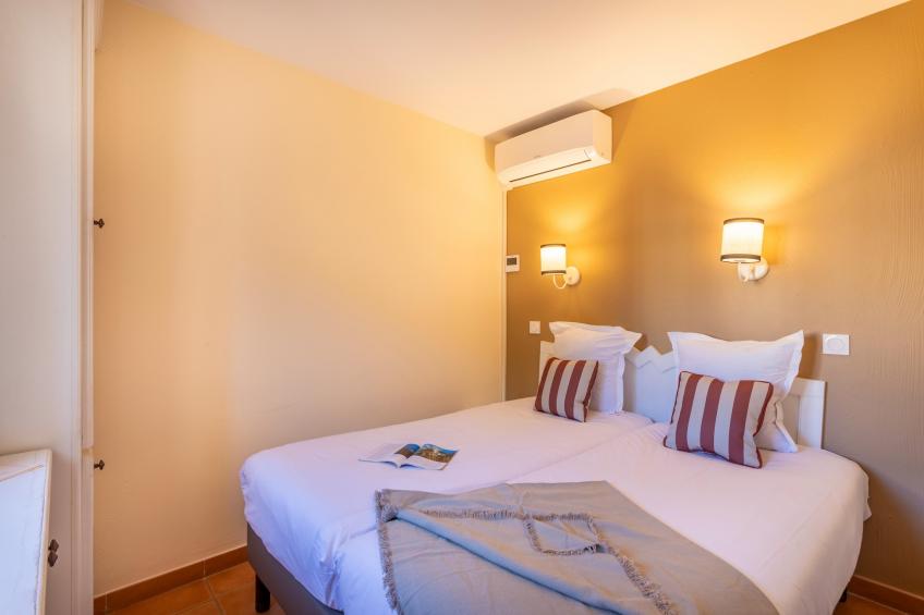 Pierre & Vacances Village Pont Royal en Provence Apartment 8 people - 2 bedrooms + 1 sleeping alcove - Balcony - Air-conditioned - Renovated - foto 3
