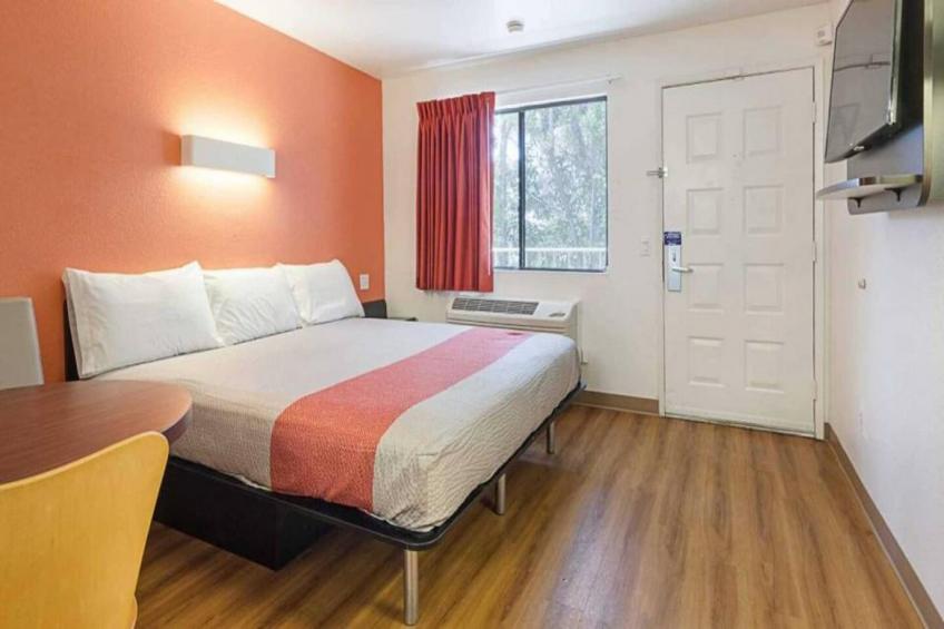 1 King Bed  Non-Smoking Micfridge - foto 15