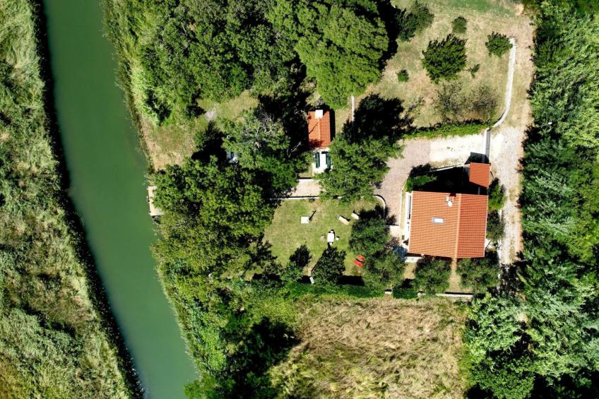 Am Fluss gelegenes Haus mit Galerieschlafplätzen - foto 41