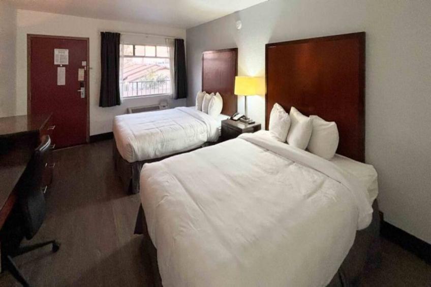 2 Queen Beds  Smoking Micfridge - foto 2