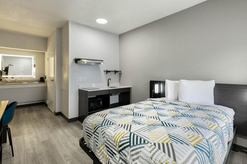 1 King Bed | Non-Smoking, Micfridge - foto 16