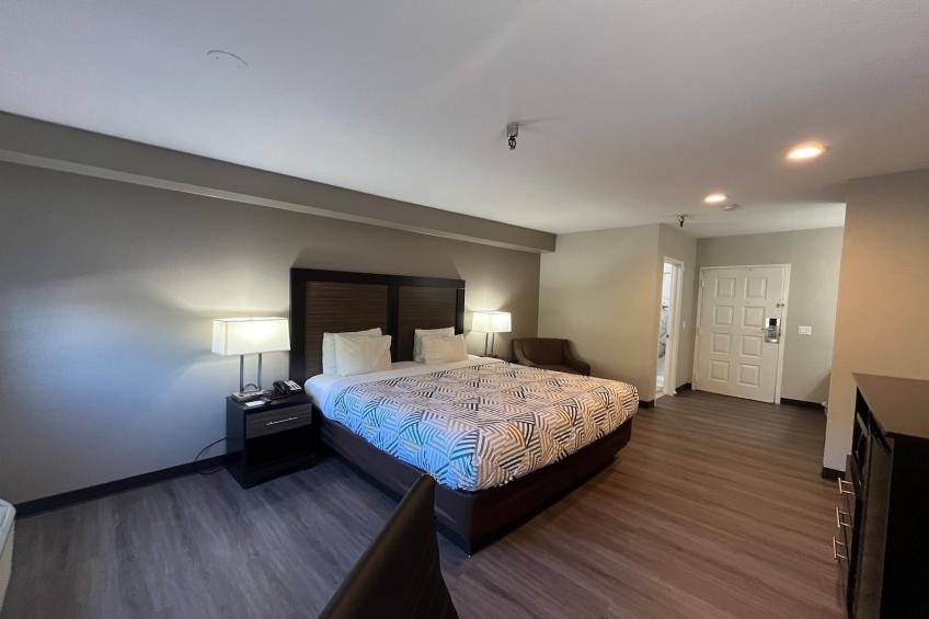 1 King Bed  Suite Non-Smoking Micfridge - foto 7