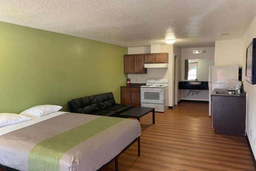 1 Queen Bed  Smoking Kitchen Sofa-Bed